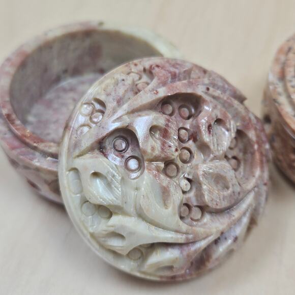 A pair of hand crafted carved sandstone trinket boxes - Picture 4 of 9